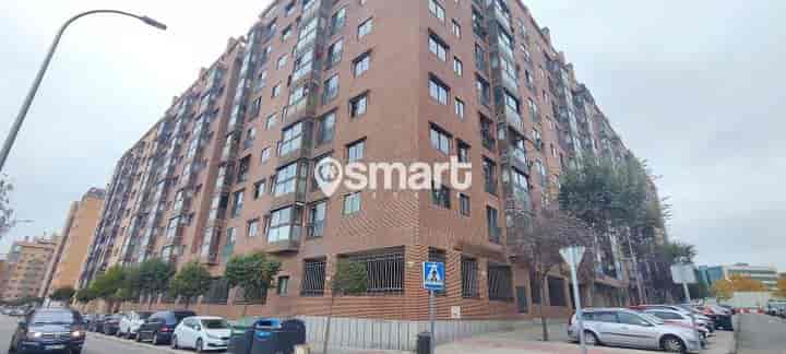 Charming 3-Bedroom Apartment on Yeseros Street, Madrid