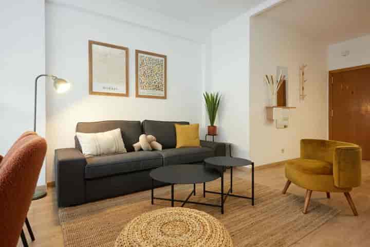 Bright 4-Bedroom Apartment in Sarrià, Barcelona - Ideal Seasonal Rental