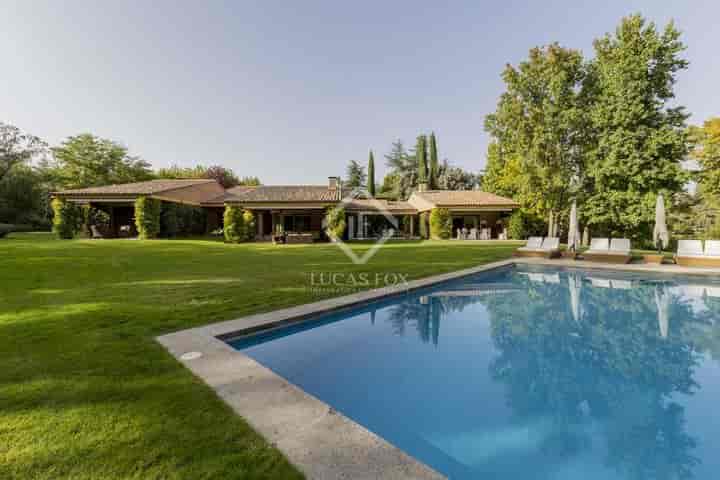 Luxury Villa in La Moraleja - Your Private Oasis