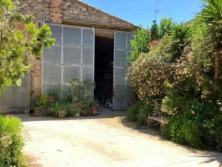 Charming Farmhouse/Loft Opportunity in Sant Pere Pescador, Costa Brava