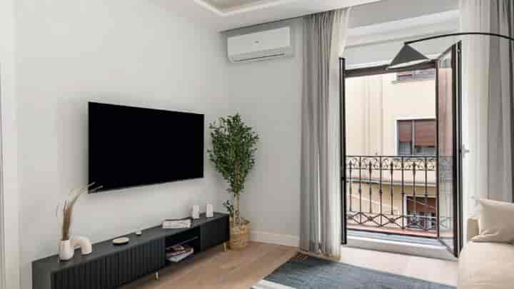 Stylish Top-Floor Apartment in Vibrant Malasaña, Madrid