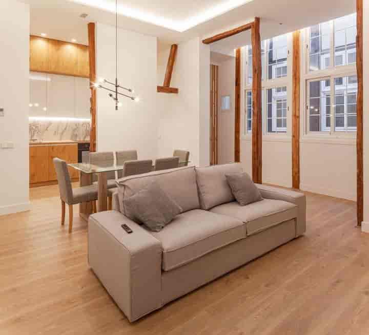 Chic 3-Bedroom Apartment in the Heart of Madrid - Carrera de San Jerónimo 12