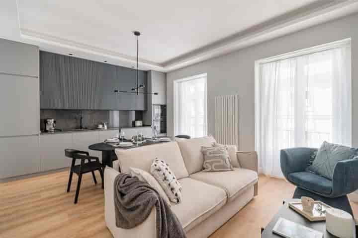 Stylish 2-Bedroom Apartment in the Heart of Madrid – Carrera de San Jerónimo 10