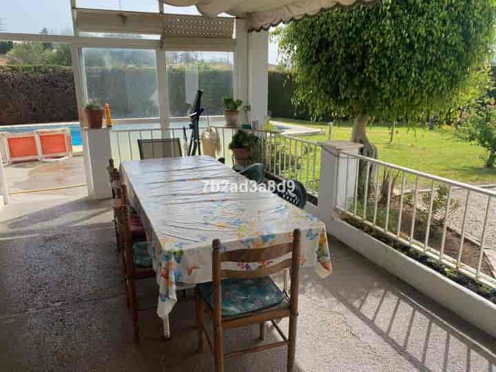 Charmig South-Facing Villa i Estepona - Bara steg från stranden!