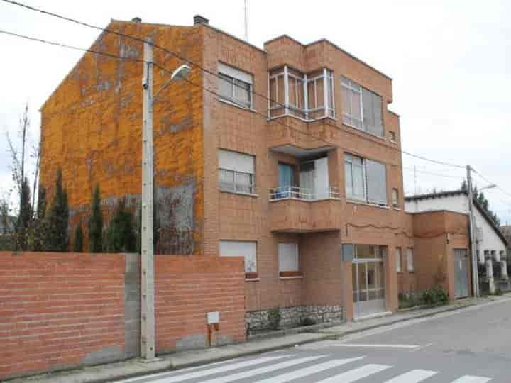 Charming 3-Bedroom Apartment on Calle Santibáñez, Traspinedo, Valladolid