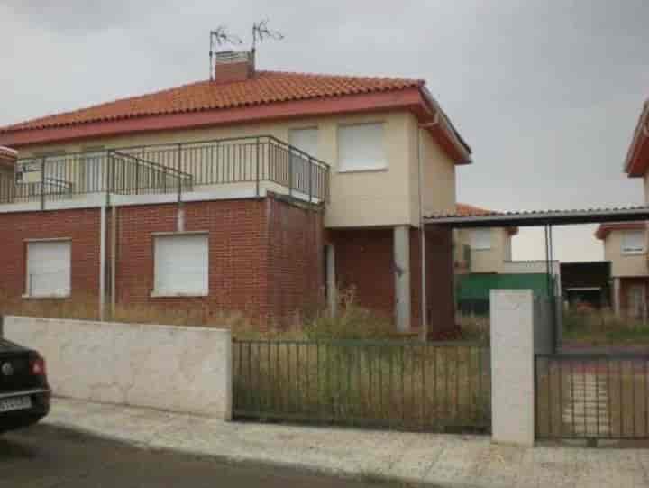 Charming Semi-Detached Home in Villaverde de Medina, Valladolid