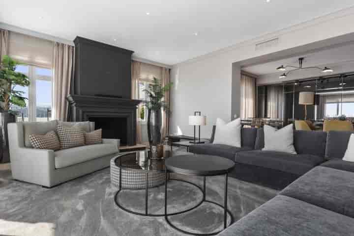 Modern Duplex mit atemberaubendem Mittelmeer Ansichten in Urban Oasis