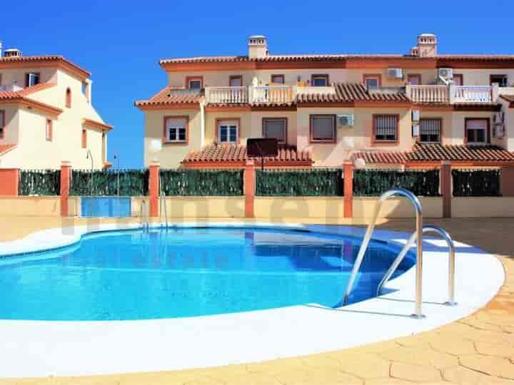 Charmante maison de ville Almayate avec piscine et accès à la plage