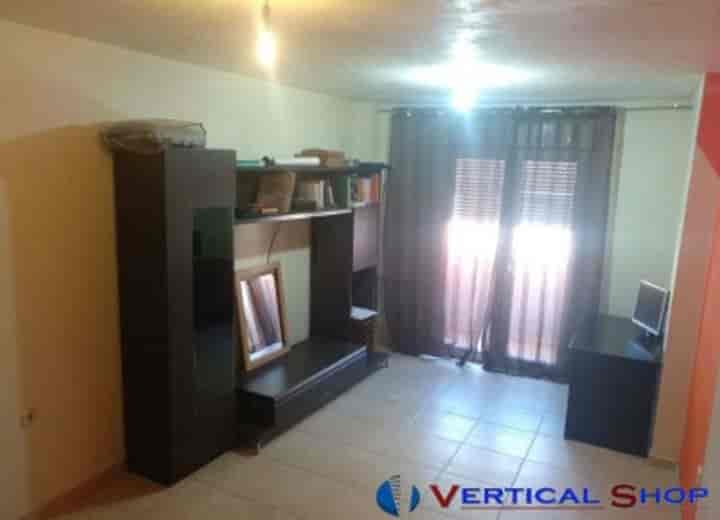 Spacious 3-Bedroom Apartment on C/Alcalde Luis Pascual, Perfect for Young Couples