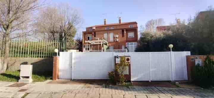 Stunning Corner Villa in Parque Coimbra, Móstoles