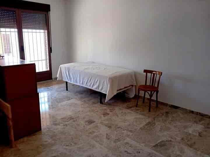 Cozy 2-Bedroom Ground Floor Apartment in Miguelturra