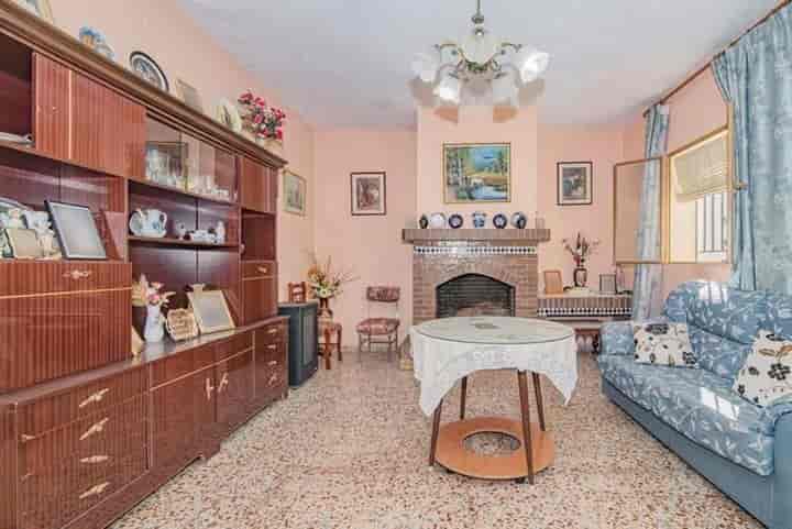 Charming Townhouse in the Heart of La Malaha, Just 20 Minutes from Granada