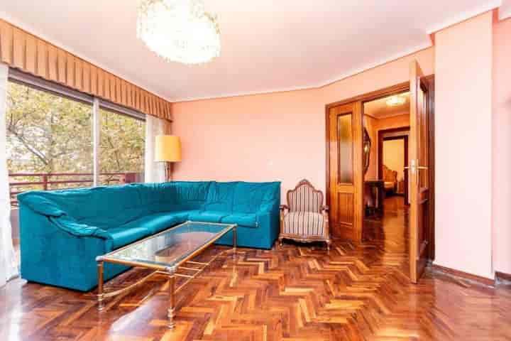 Charming Two-Bed Apartment Near Plaza Castilla, Madrid