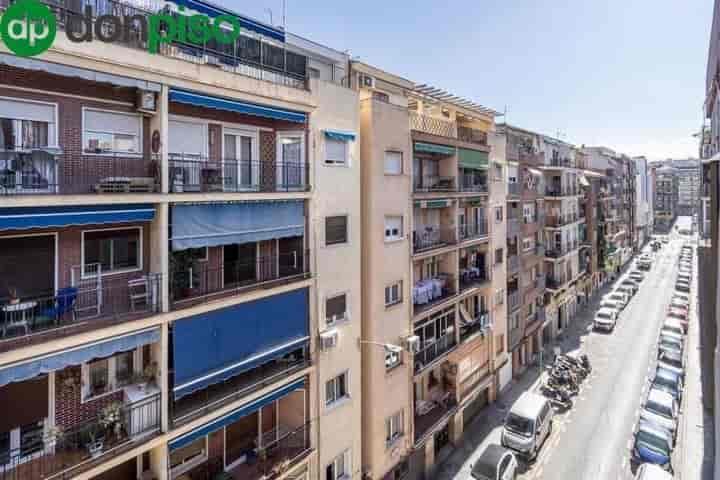 Sunny 3-Bedroom Apartment in Arabial, Granada