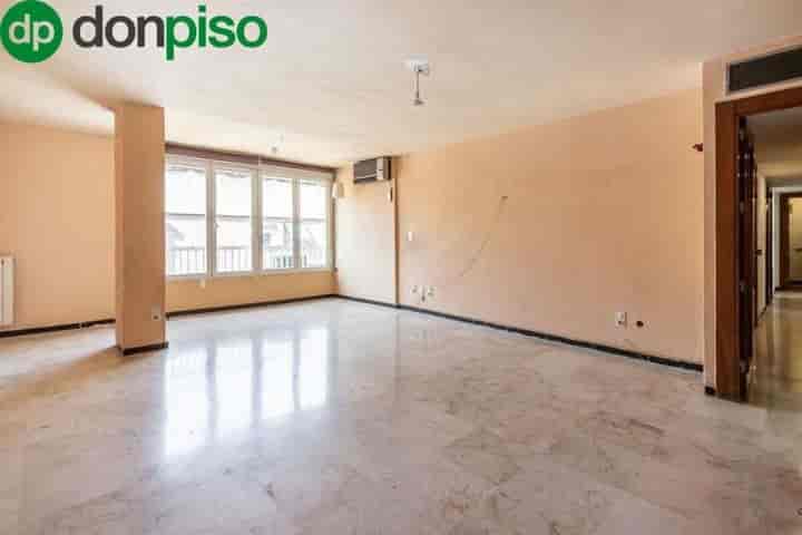 Spacious Granada Apartment - Perfect for Investment!