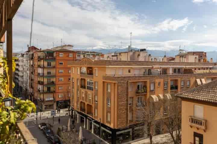 Spacious 4-Bedroom Apartment in Central Granada on Calle Alhamar