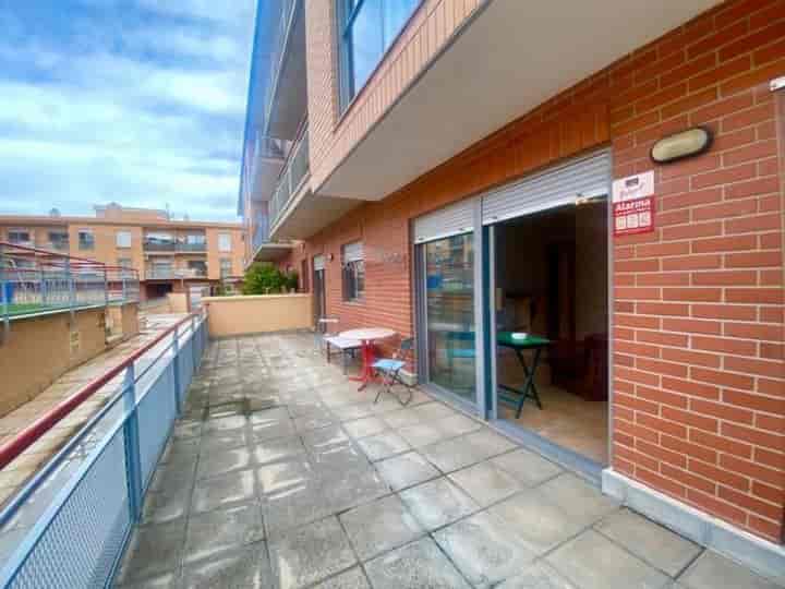 Charming Semi-New Ground Floor Apartment in Community with Pool - Your Oasis Awaits