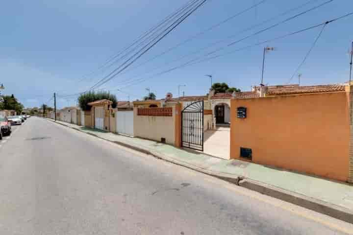 Charming Ground-Floor Townhouse with Customization Potential in Torrevieja