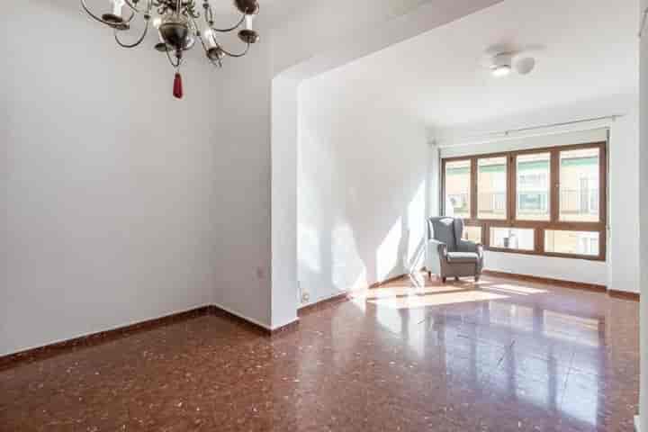 Modern 3-Bedroom Gem in Central Granada