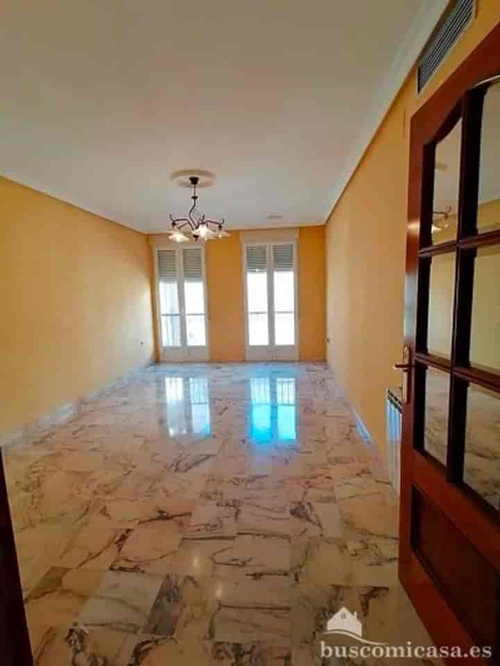 Spacious 4-Bedroom Flat in Linares, Jaén