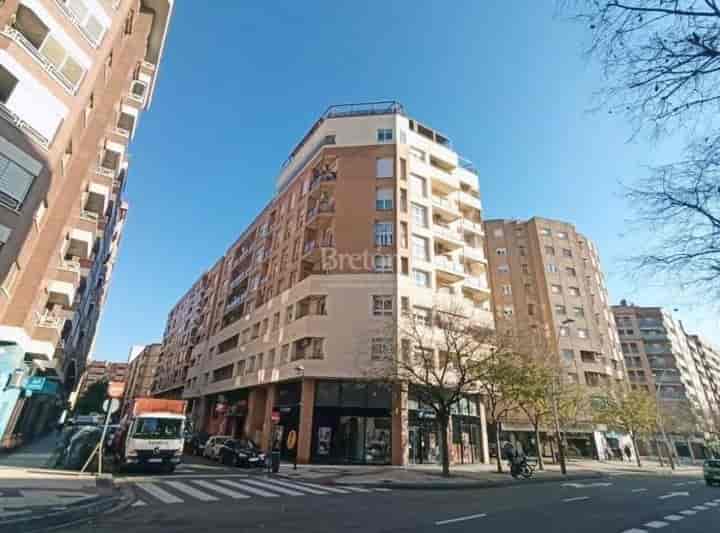 Espaçoso Apartamento com 3 Quartos em La Almozara, Zaragoza