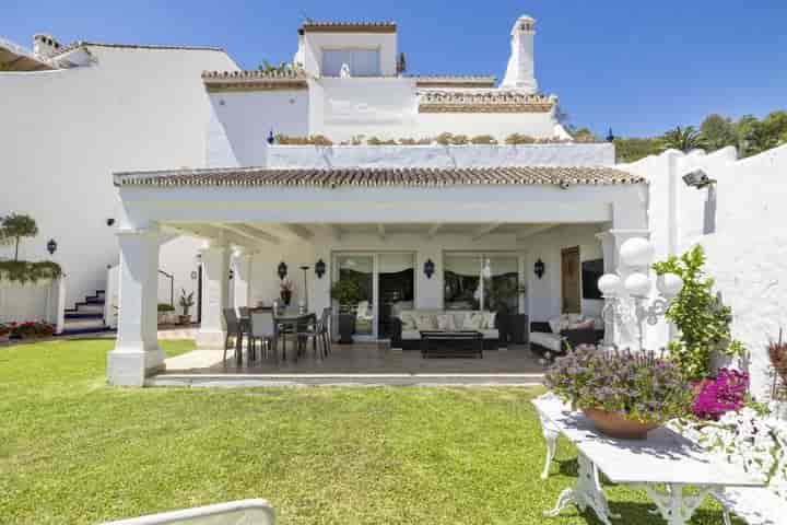 Rymliga radhuset i Nueva Andalucia - Steg från Puerto Banus
