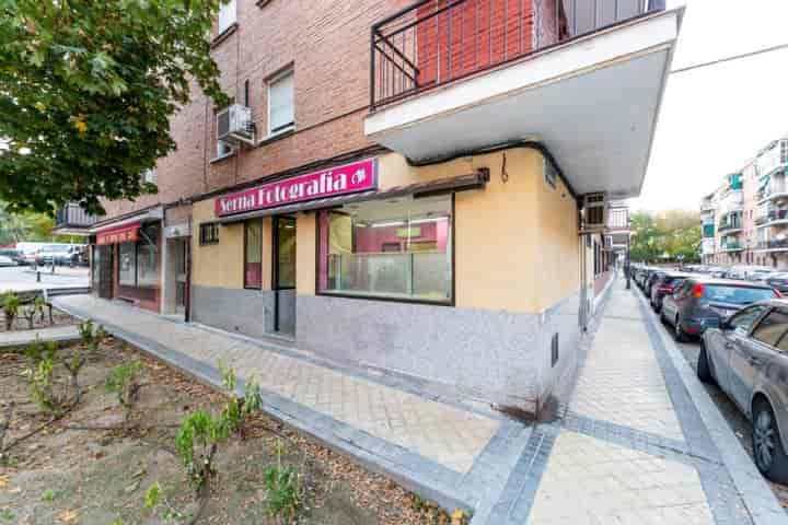 Local en Puente de Vallecas, Madrid - ¡Prepárate para tu Nuevo Proyecto!