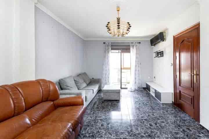 Spacious Family-Friendly Apartment in the Heart of Albolote