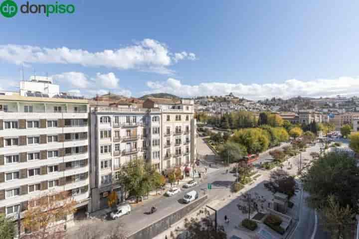 Gran Piso en Avenida de la Constitución, Granada - ¡Listo para Renovar!