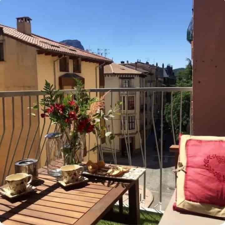 Spacious 3-Bedroom Apartment in Jaca – Perfect for Families or Investment!