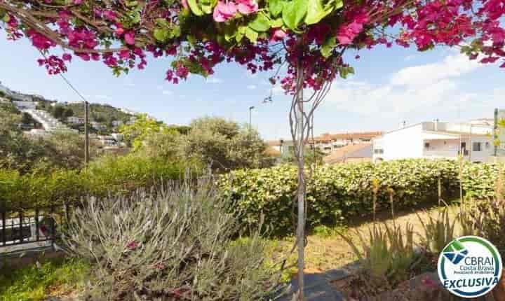 Charming Apartment with Private Garden in La Cuana, Roses