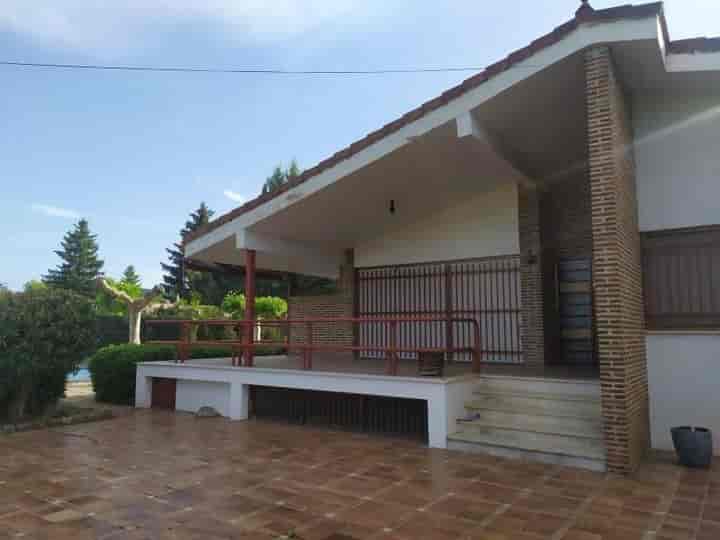 Charming 10,000 m² Rustic Estate with Canal Access in Palencia-Villamuriel