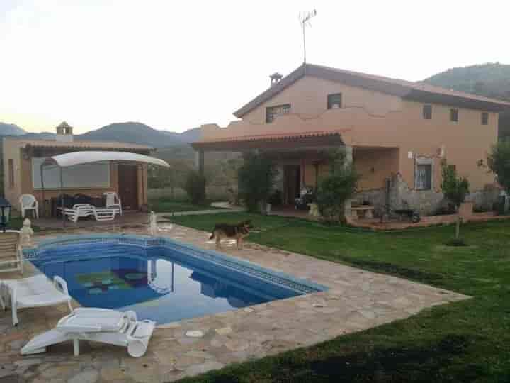 Geräumige 6-Zimmer-Wohnung mit Pool in Guaro, Malaga