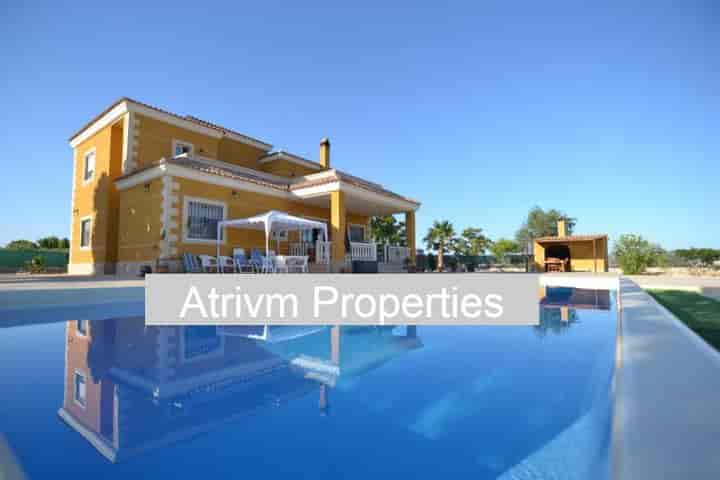 Spacious 6-Bedroom Villa with Private Pool Near Newton School in Elche