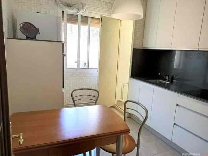 Spacious 3-Bedroom Apartment for Sale on Avenida Sabino Arana, Just Steps from Boulevard de Udondo