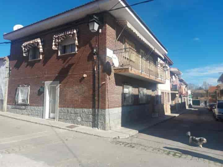 Charming Multi-Unit Building in Navas del Rey, Madrid