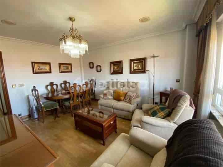 Carmelitas-Oeste, Salamanca: Spacious 4-Bedroom Apartment with Balcony and Terrace