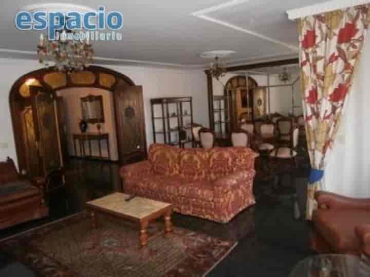 Spacious 4-Bedroom Apartment in Ponferrada City Center