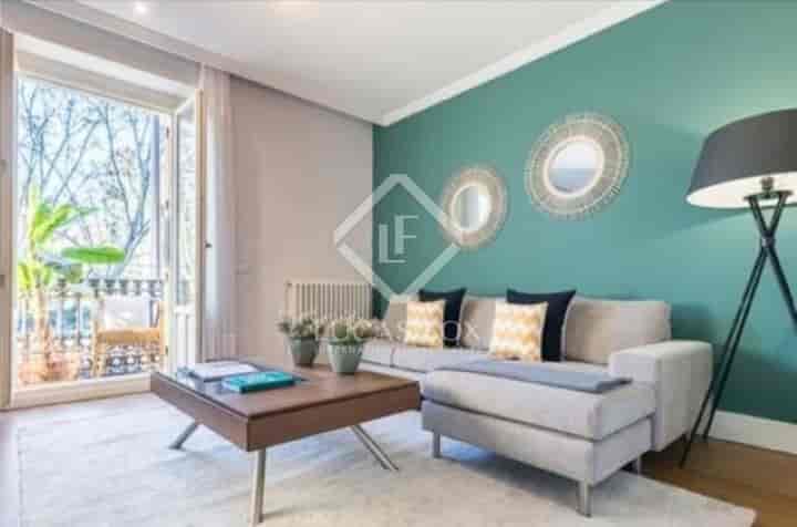 Stunning 2-Bedroom Apartment on Paseo del Prado, Madrid