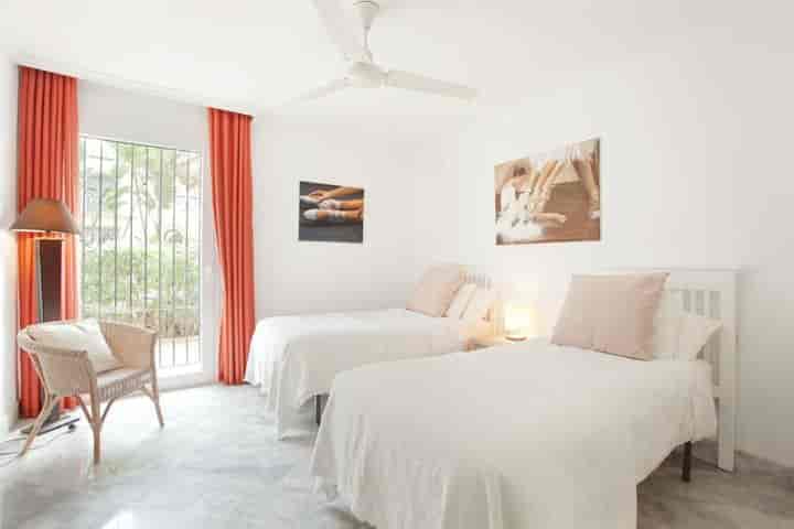 Strand Bliss in Elviria: Süd-Facing Gem