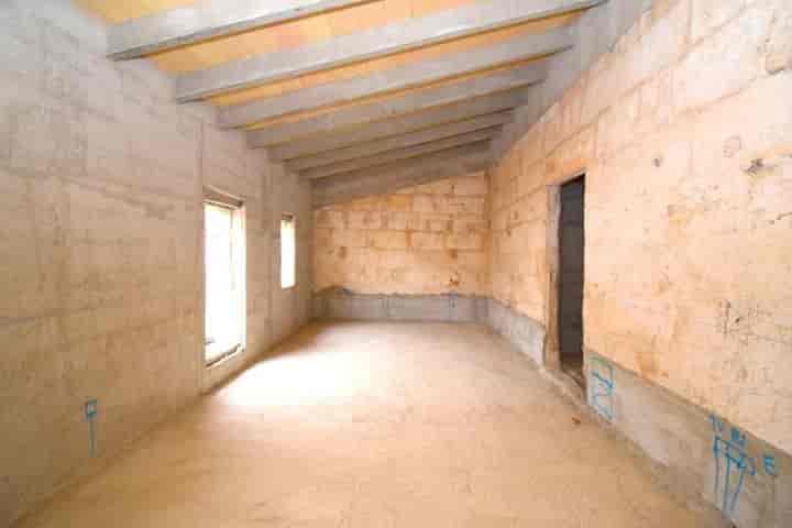 Fixer-Upper Townhouse in Muro, Mallorca – Endless Possibilities Await!