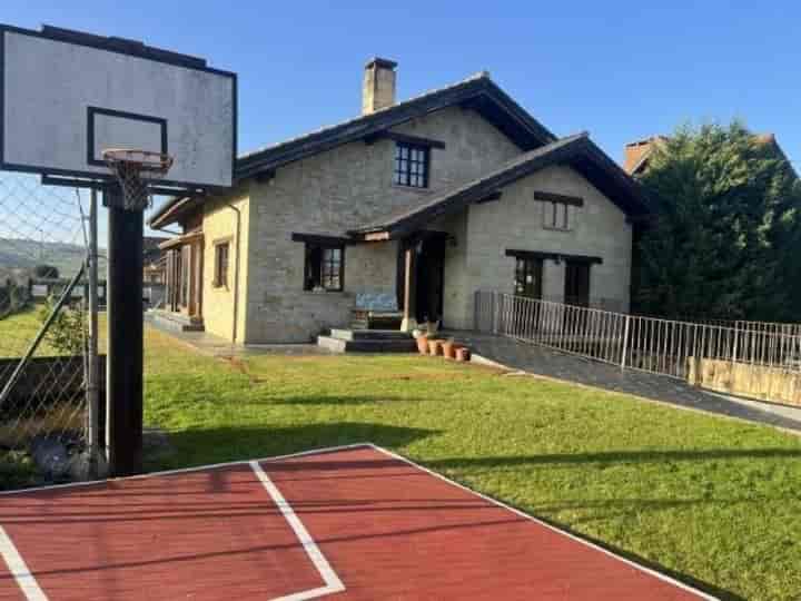 Elegante Chalet Independiente en Hinojedo con Piscina y Jardín