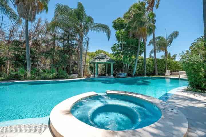 Wunderschöne New York Loft-Style Villa in Atalaya de Rio Verde, Marbella