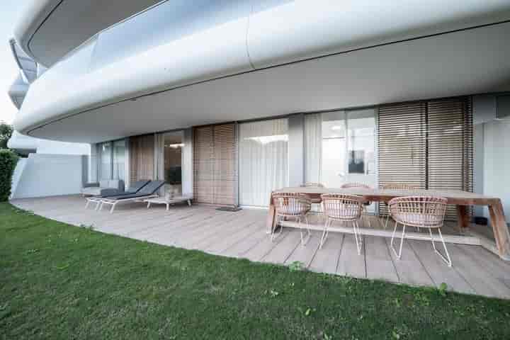 Beachfront Bliss: роскошные апартаменты на первом этаже в Эстепоне