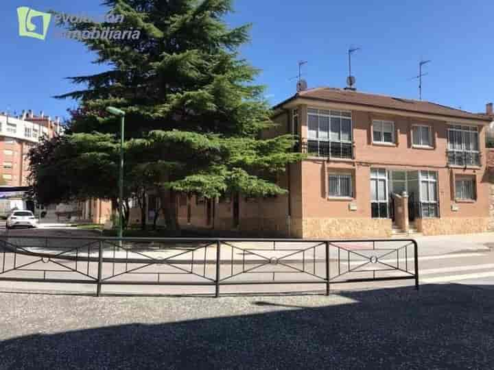 Chalet in Central Burgos – Spacious & Bright Living