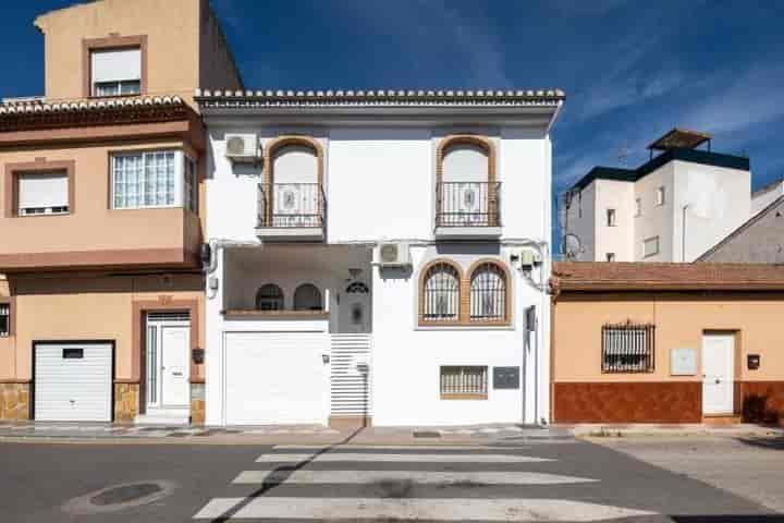 Spacious Family Home with Pool in Maracena