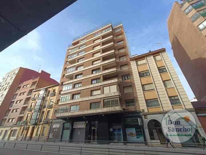 Spacious 4-Bedroom Apartment with Parking on Calle Panaderos