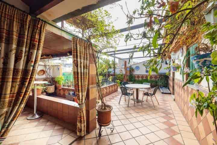 Charming 2-Bedroom Flat with Huge Terrace in Zaidín, Granada