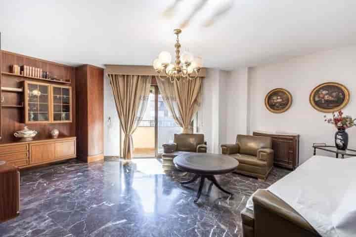 Spacious 4-Bedroom Apartment in Obispo Hurtado, 08211