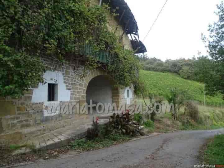 Charming Gaztelutxu Farmhouse with Vineyard Potential in Larrabetzu